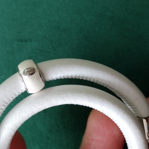 Endless JLo Collection Jewelry White Leather double wrap band bracelet + Charm - Picture 2 of 4